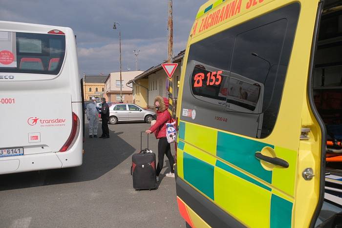 Hasiči už odvezli z Ostravy domů devět desítek cestovatelů ze 198.