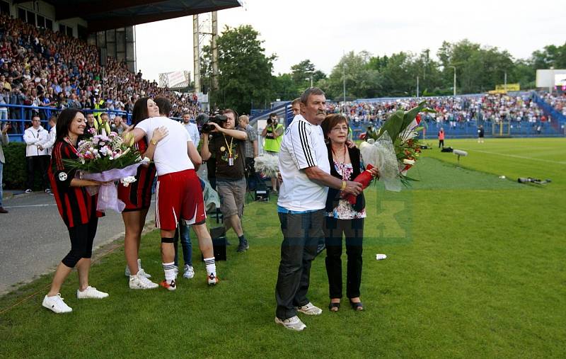 Kompletní tým z mistrovství z Evropy 2004, spoluhráči z Itálie v čele s Gennarem Gattusem, do posledního místa vyprodané Bazaly a skvělá zábava. 