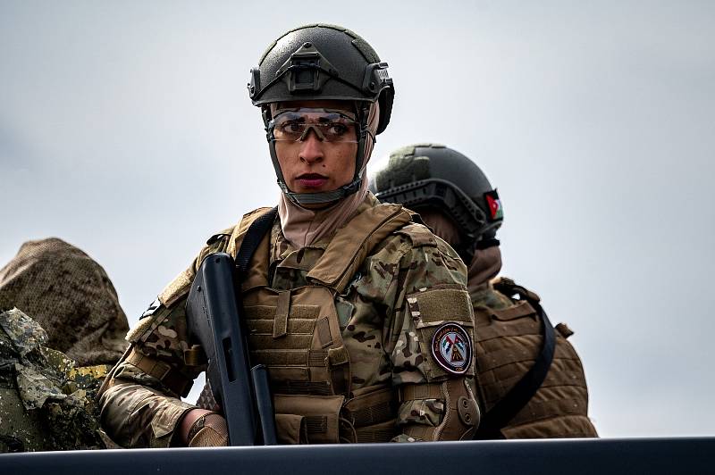 Osvobození rukojmích z rukou teroristů na Dnech NATO. Zásahová jednotka Policie ČR, protiteroristická jednotka SPKP, Quick Reaction Force Team z Jordánska. 17. září 2022 v Mošnově.