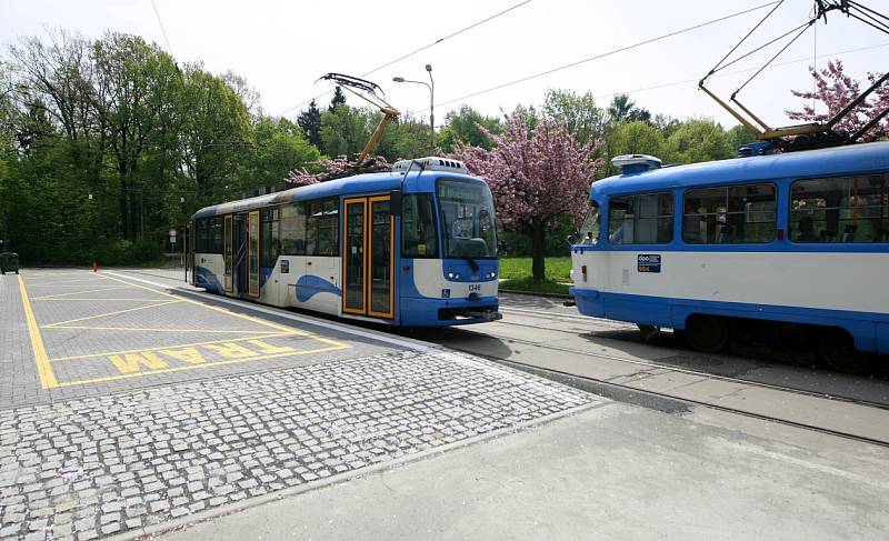 Nástupní zastávku Zábřeh u Bělského lesa dopravní podnik proměnil po vzoru jiných měst v takzvaný vídeňský typ zastávky. Jde vlastně o vyvýšený úsek vozovky mezi kolejemi a chodníkem, s jehož úrovní cesta splynula. 