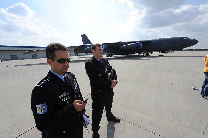 Dva legendární bombardéry B 52 přistály v úterý na Letišti Leoše Janáčka Ostrava. Obří stroje patří mezi největší atrakce letošního ročníku akce Dny NATO.