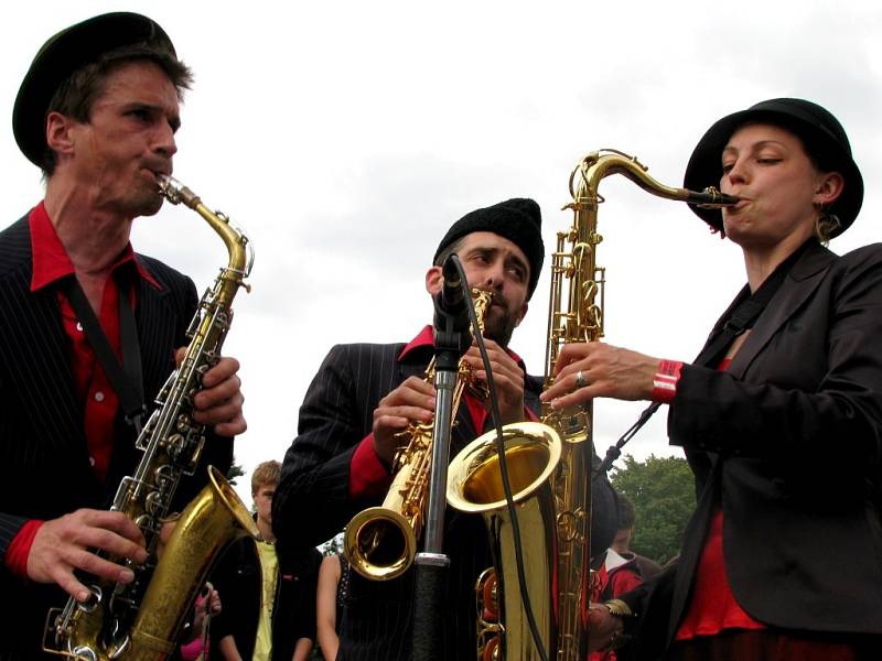 Na úvod prvního dne návštěvníky festivalu Colours of Ostrava přivítala britská pouliční kapela Orkestra de Sol.