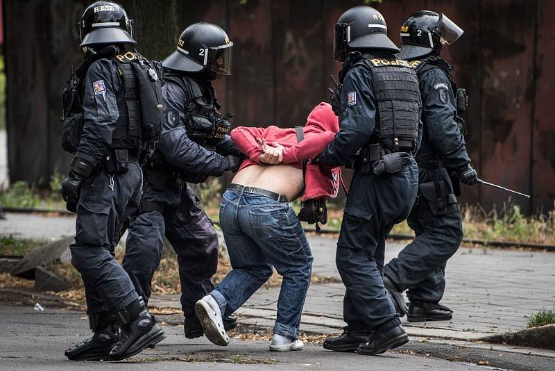 Šedesát lidí bylo zajištěno po sobotní demonstraci proti imigrantům, která se konala na Masarykově náměstí. Protestující se po ukončení akce vydali do Ostravy-Přívozu.