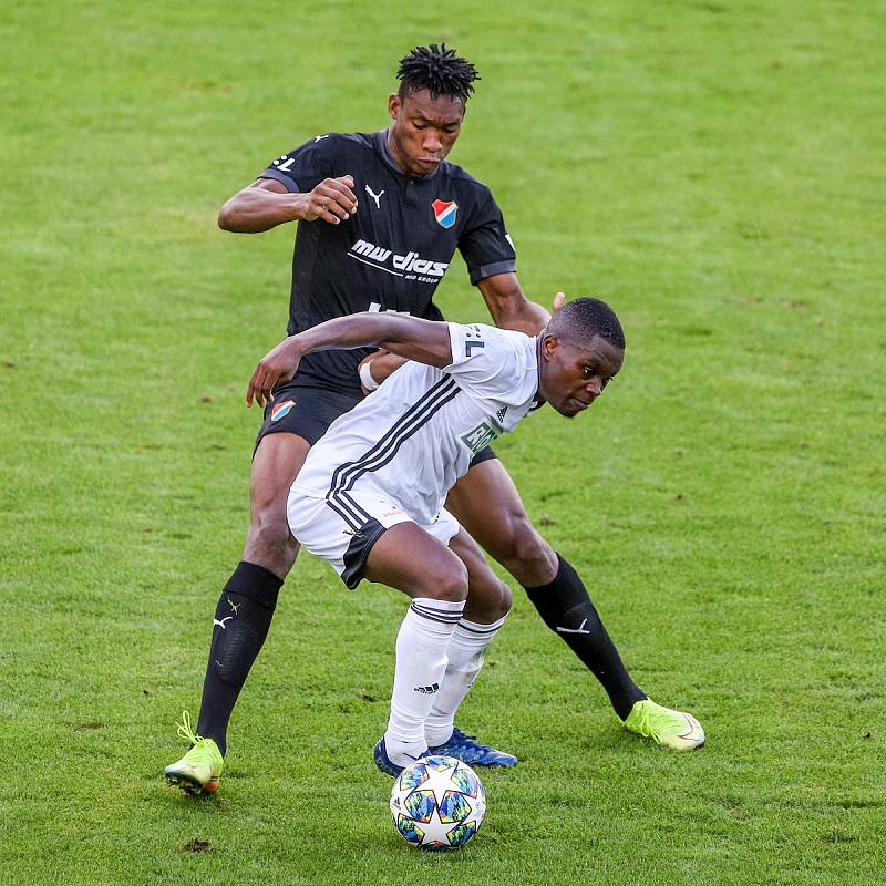 Utkání 1. kola fotbalové Fortuna ligy: MFK Karviná - FC Baník Ostrava, 23. srpna 2020 v Karviné. Muhamed Tijani z Ostravy a Gigli Ndefe z Karviné.