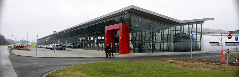 Letiště Leoše Janáčka je napojeno na železniční síť díky nové vlakové zastávce Mošnov Ostrava Airport.