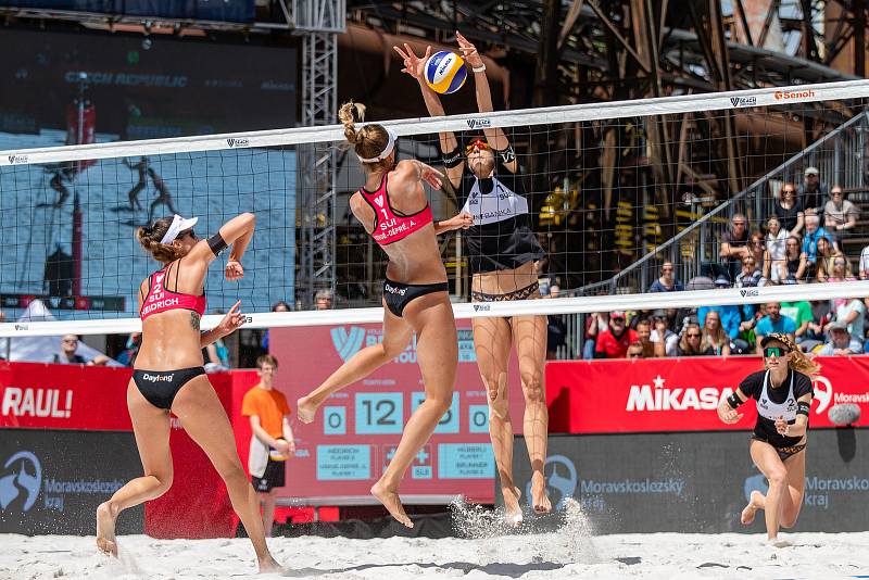 J&T Banka Ostrava Beach Pro, utkání o 3. místo: 1 Anouk Vergé-Dépré (SUI), 2 Joana Heidrich (SUI) - 1 Tanja Hüberli (SUI), 2 Nina Brunner (SUI), 29. května 2022 v Ostravě.