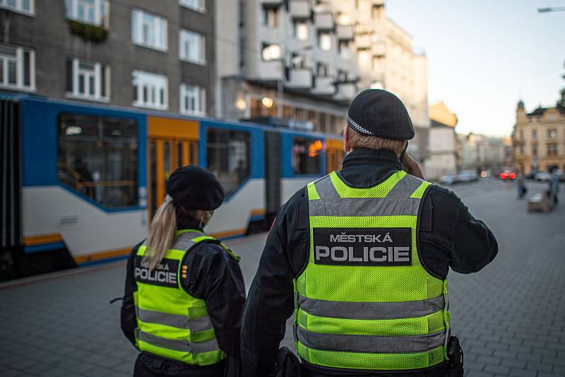 Hlídka Městské policie Ostrava (MPO) kontroluje ve vozidlech Dopravního podniku Ostrava (DPO) povinnost nosit roušky/respirátory, 22. října 2021 V Ostravě.