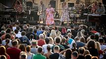 Open air koncert kapely Monkey Business v rámci Barrák music hradu, který se uskutečnil na Sleszkoostravském hradě, 1. července v Ostravě.