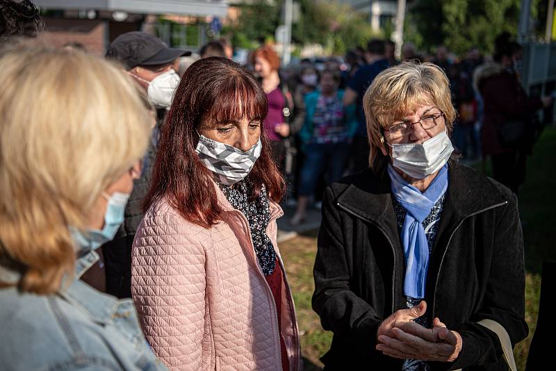 Fronta lidí kteří se chtějí přihlásit k novému zubaři, 14. září 2020 ve Lhotce.