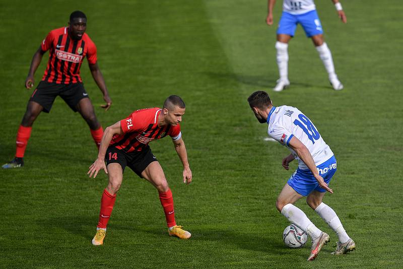 Utkání 26. kolo první fotbalové ligy: FC Baník Ostrava – SFC Opava, 10. dubna 2021 v Ostravě. (zleva) Jan Schaffartzik z Opavy a Tomáš Zajíc z Ostravy.