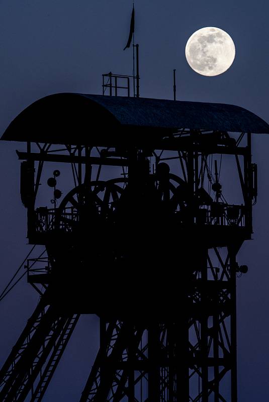 Měsíc v tzv. superúplňku nad Ostravou, 7. dubna 2020.