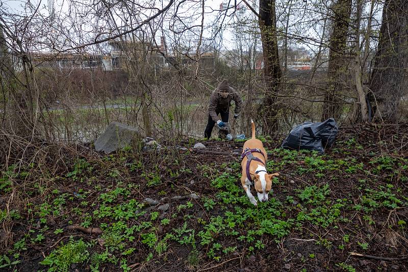 Pojďte s námi uklízet Ostravu. To byla dobrovolnická akce, jejíž cílem bylo uklidit okolí od odpadků a nepořádku kolem Slezskoostravského hradu, 17. dubna 2021 v Ostravě.