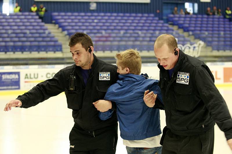 Koordinačního cvičení v okolí a uvnitř ostravské ČEZ Arény pro prověření bezpečnostních opatření na MS v hokeji se zúčastnilo více než sto policistů a tři tisíce studentů.