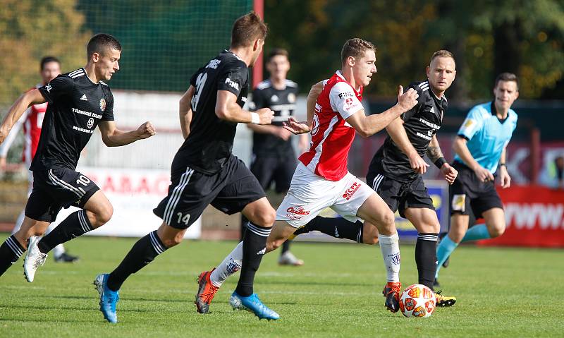 Utkání Fobalové národní ligy mezi FK Pardubice (ve červenobílém) a MFK Vítkovice ( v černém) na hřišti pod Vinicí v Pardubicích.