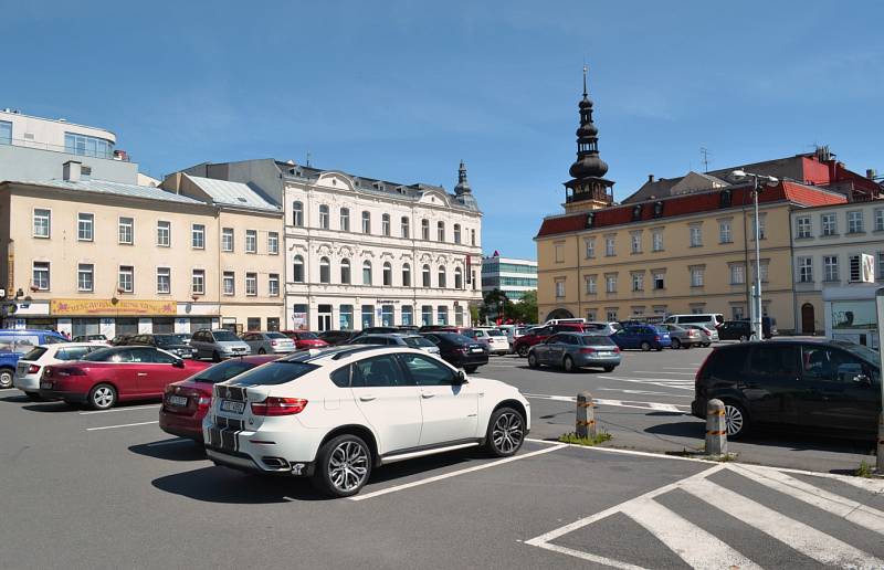 Místo parkoviště u Ostravského muzea vyroste rozsáhlý bytový dům s podloubím a podzemním parkovištěm. Bytové domy vzniknou i na dvou dalších místech - u kostela a u jatek. To by měly být nové adresy pro bydlení v centru Ostravy. 