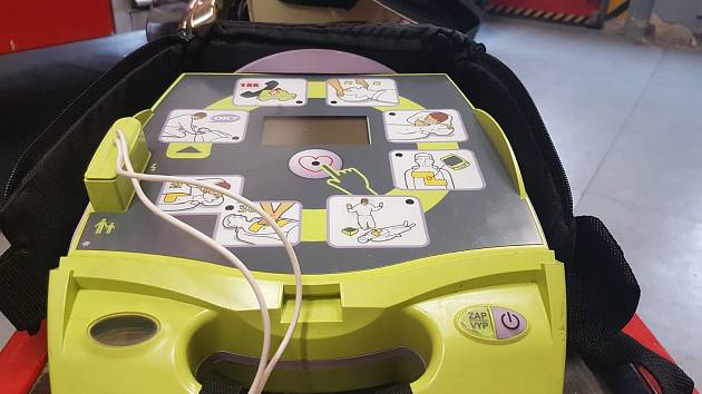 Třináctiletého chlapce u Velkého Újezdu zasáhl blesk. Při záchraně života dítěte pomohl automatizovaný externí defibrilátor.