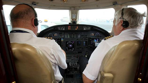 Letiště Ostrava v Mošnově prošlo kalibrací navigačního systému. Piloti speciálu Cessna 560 XL Petr Člupný (vlevo) a Tomáš Strnádek
