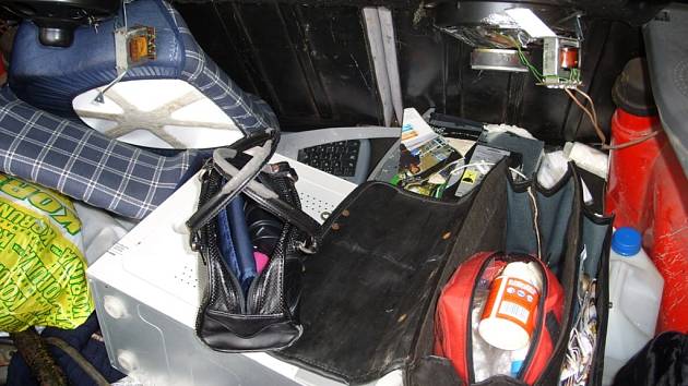 Při prohlídce kufru auta policisté objevili varnu pervitinu.