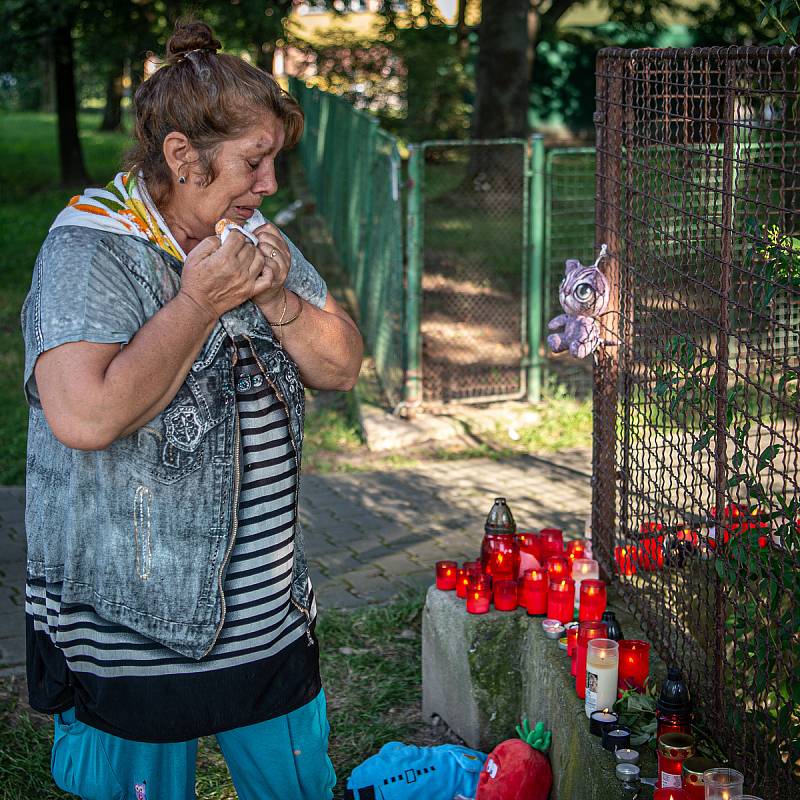 Lidé u pietního místa blízko panelového domu ve kterém v sobotu 8. srpna při požáru bytu v jedenáctém patře zahynulo 11 lidí, 9. srpna 2020 v Bohumíně.