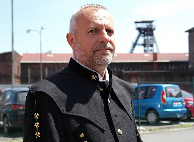 Šachta se stala osudem i Václavovi Dostálovi mladšímu, jehož táta a strýc byli mezi 108 oběťmi neštěstí na Dole Dukla, dodnes nosí hornickou uniformu.