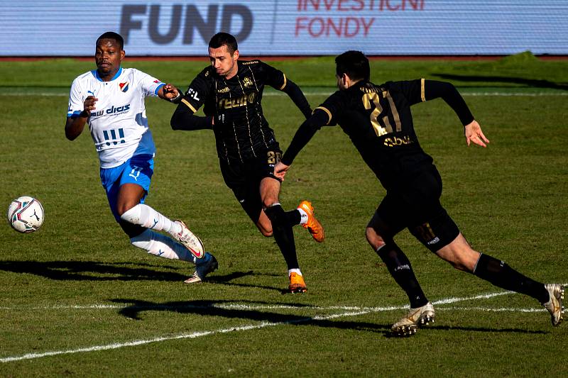 19. kolo utkání Fortuna ligy mezi FC Baník Ostrava a FK Jablonec. Zleva Nsungani Gigli Ndefe, Ivan Schranz, Vojtěch Kubista. 14. února 2021 v Ostravě - Vítkovicích.