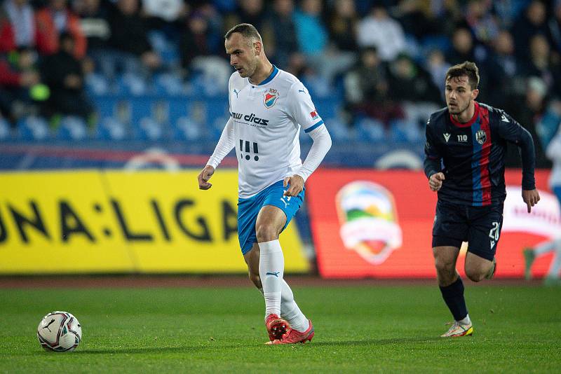 Utkání 15. kola první fotbalové ligy: Baník Ostrava - Viktoria Plzeň, 20. listopadu 2012 v Ostravě. (střed) David Lischka z Ostravy.