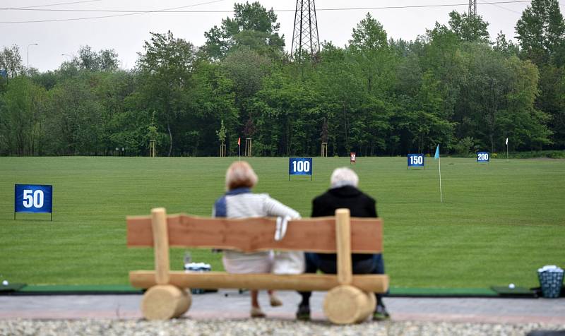 GOLF PARK LHOTKA nabízí cvičnou louku s odpališti zvanou driving range, chipping green pro rány z terénu, cvičné jamkoviště (putting green), zmenšený adventure golf s překážkami a kavárnu. 