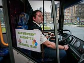 Řidič autobusu ostravského dopravního podniku Martin Plačko oslavil své narozeniny přímo ve voze.