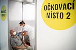 V OC Forum Nová Karolina se otevřelo očkovací místo bez nutnosti předchozí registrace, 21. července 2021 v Ostravě. První očkovaný Rudolf Kubišta.
