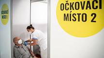 V OC Forum Nová Karolina se otevřelo očkovací místo bez nutnosti předchozí registrace, 21. července 2021 v Ostravě. První očkovaný Rudolf Kubišta.