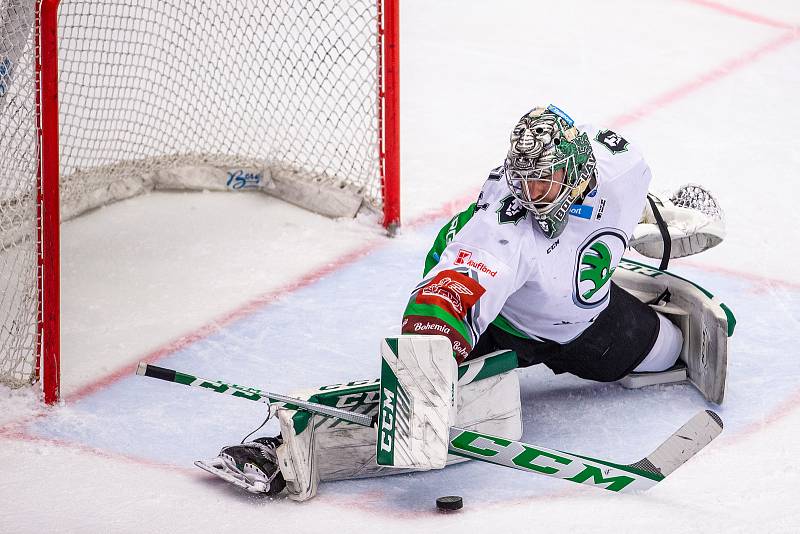 Semifinále play off hokejové extraligy - 1. zápas: HC Oceláři Třinec - BK Mladá Boleslav, 3. dubna 2022 v Třinci. Brankář Mladé Boleslavi Gašper Krošelj.