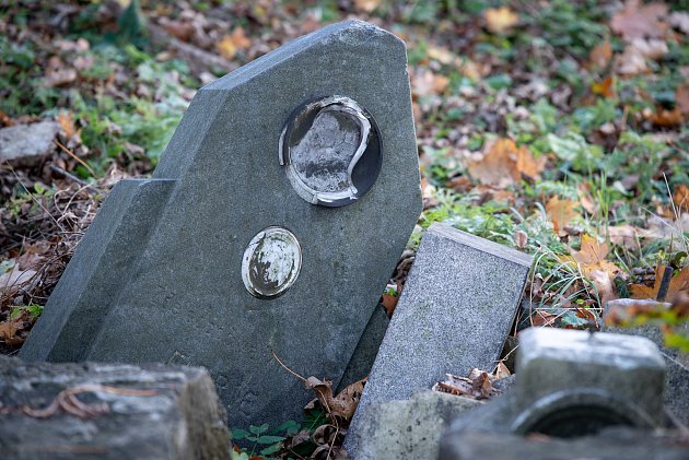 Neznáme hroby poblíž silnice Těšínská x Hradní nám., 30. října 2019 v Ostravě.