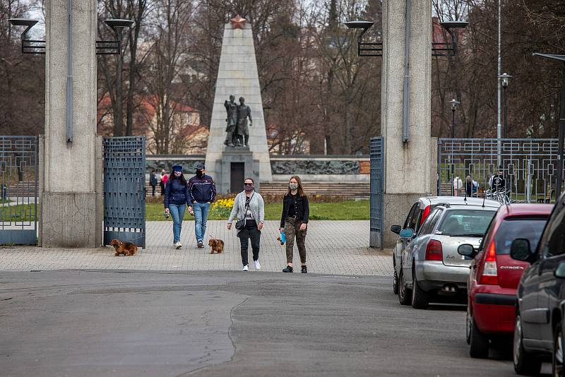 Ostrava (Komenského sady) v celostátní karanténě, 4. dubna 2020. Vláda ČR vyhlásila dne 15.3.2020 celostátní karanténu kvůli zamezení šíření novému koronavirové onemocnění (COVID-19).