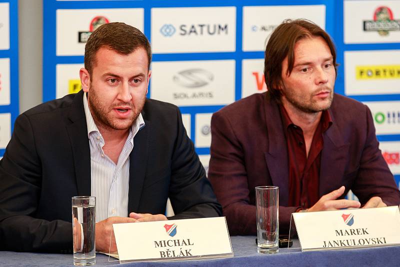 Tisková konference FC Baníku Ostrava.Na fotografii vlevo Michal Bělák, vpravo Marek Jankulovski