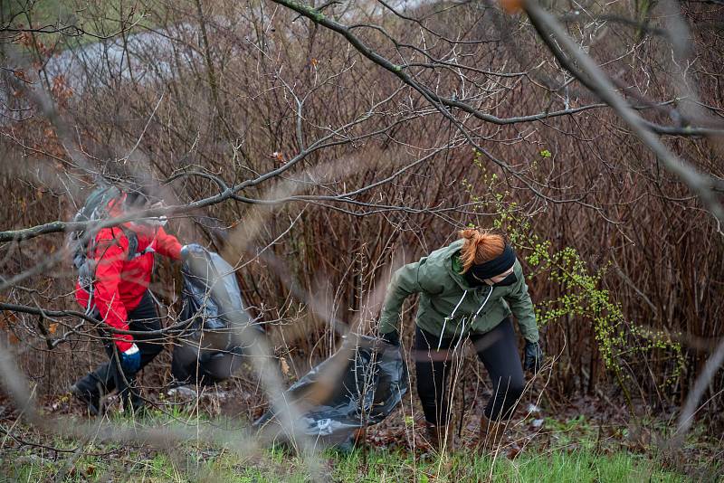 Pojďte s námi uklízet Ostravu. To byla dobrovolnická akce, jejíž cílem bylo uklidit okolí od odpadků a nepořádku kolem Slezskoostravského hradu, 17. dubna 2021 v Ostravě.