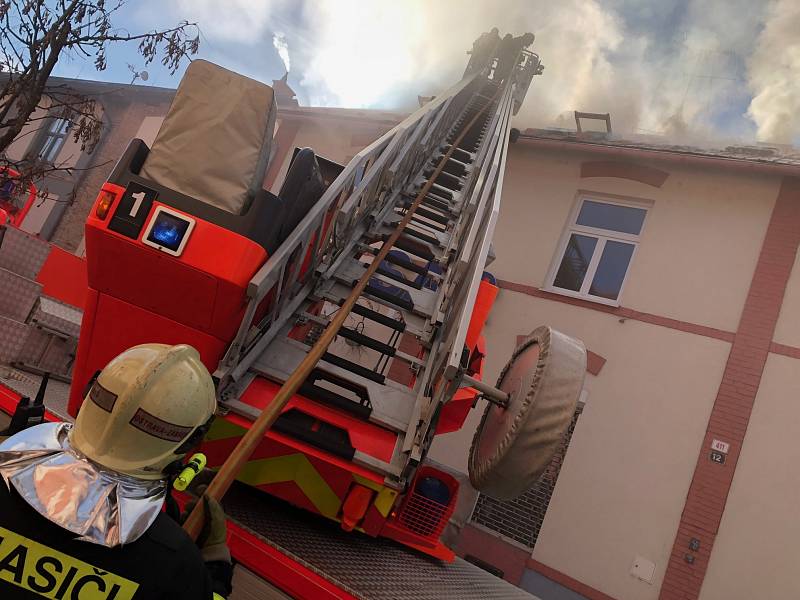 Požár střešní konstrukce v Ostravě, městské části Mariánské Hory.