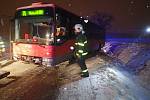 Hasiči v Děhylově na Opavsku vyprošťovali autobus, který sjel z komunikace.