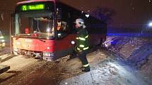 Hasiči v Děhylově na Opavsku vyprošťovali autobus, který sjel z komunikace.