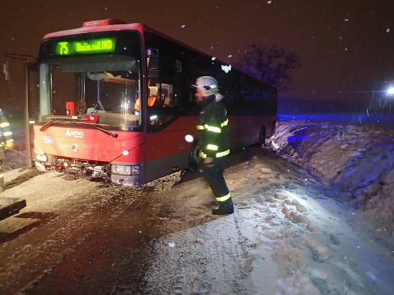 Hasiči v Děhylově na Opavsku vyprošťovali autobus, který sjel z komunikace.