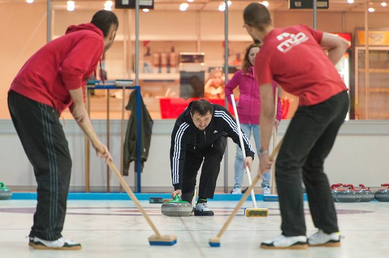 Ostravané si mohou po celý duben vyzkoušet jednu z olympijských disciplín, curling, a to na Zimním stadionu v Porubě. Akce probíhá v rámci projektu Ostrava – Evropské město sportu 2014.