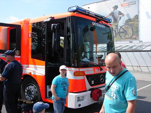 Hasiči z Moravskoslezského kraje mají nejmodernější technické vybavení, se kterým umí šikovně zacházet. Přesvědčit se o tom mohli v sobotu odpoledne návštěvníci ostravského Avion Shopping Parku. 