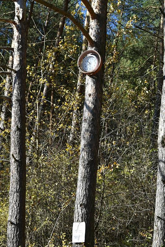 Volně přístupné jezírko s termální vodou za obcí Kalameny prochází rekonstrukcí. Zajímavostí jsou hodiny na stromě nad jezírkem.