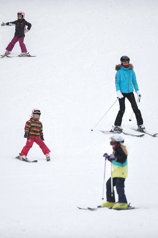 Lyžování ve SKI areálu Bílá v Beskydech.