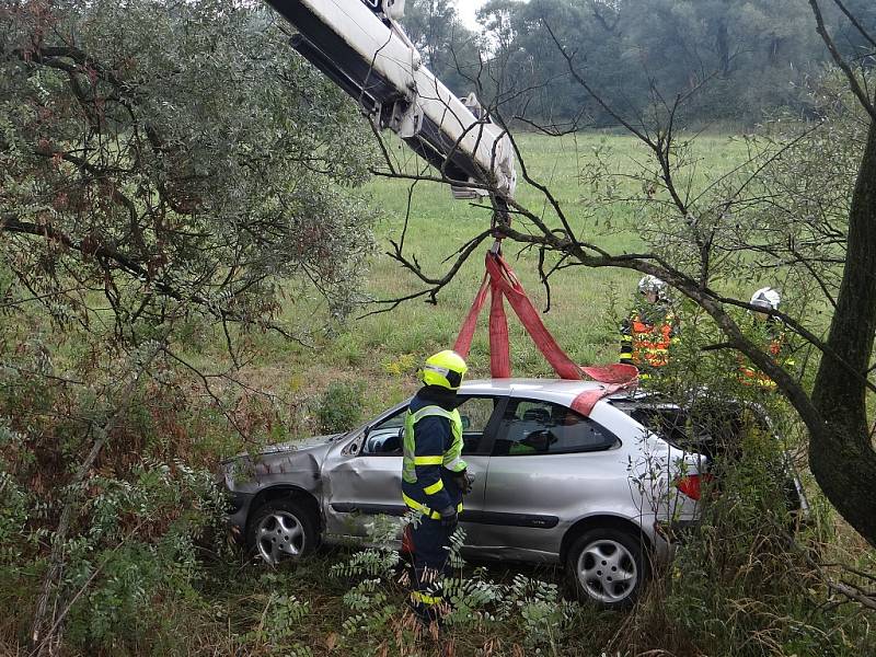 Vozidlo Citroën Xsara, které skončilo v příkopu, vyprošťovali v pátek ostravští hasiči. 