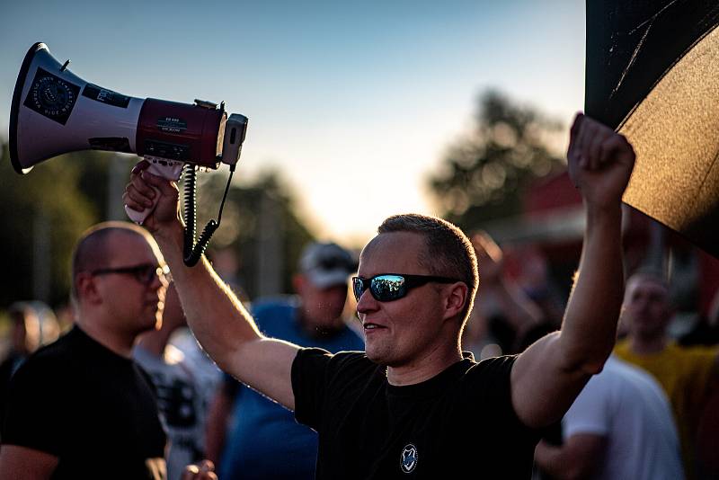 Fanoušci FC Baník Ostrava fandí venku před stadionem kvůli zpřísněným podmínkám spojených s koronavirem. Utkání 27. kola první fotbalové ligy: FC Baník Ostrava - FC Viktoria Plzeň, 3. června 2020 v Ostravě.