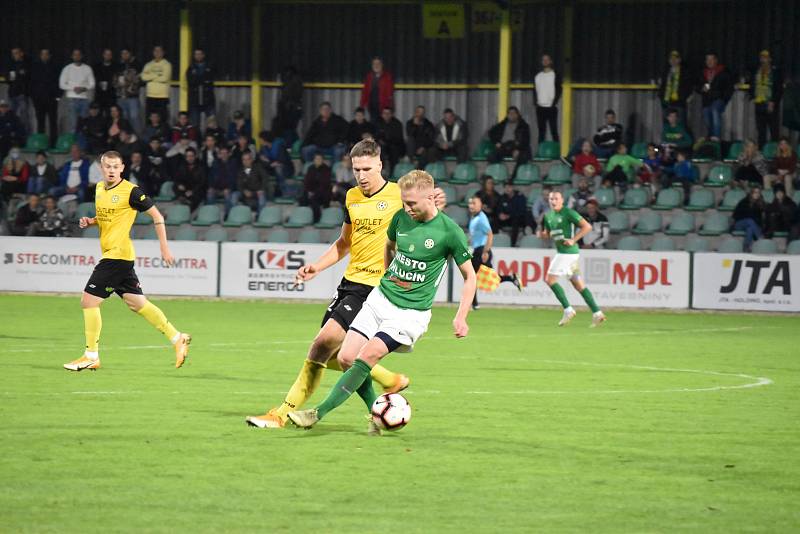 Fotbalisté Petřkovic (ve žluto-černém) při výhře 2:1 v Hlučíně (3. 10. 2020).