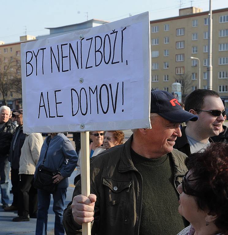 Porubané v úterý odpoledne protestovali proti způsobu privatizace obecních bytů.