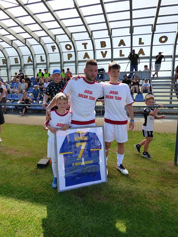 Hokejové a fotbalové osobnosti Šachtar BO Ostrava pomohly v Bohumíně malému Kubíkovi. Na snímku Jaroslav Kubinski.