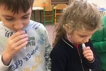 Děti si vyzkoušely udělat si test ze slin samy.