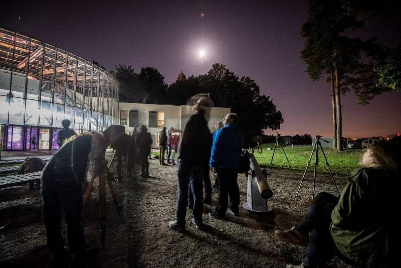 Pozorování zatmění měsíce a načervenalého „superúplňku" v ostravské hvězdárně a planetáriu v pondělí 28. září 2015.